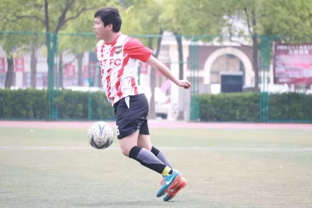 济南高新区实验中学体育综合体投用，学生“足不出校”学游泳